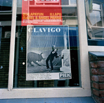 846394 Afbeelding van een affiche voor het toneelstuk Clavigo asado de toro van theatergroep Piek voor een raam te Utrecht.
